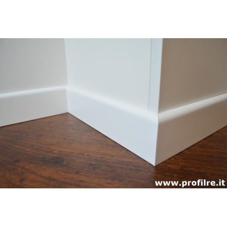 Battiscopa bianco in legno massello alto 8 cm con spessore mm 13 bordo tondo