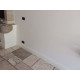 Battiscopa inglese ducale mm133 bianco alto su pavimento in pietra (1)