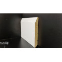 Battiscopa poco sagomato in legno massello verniciato bianco ral 9010 alto 12 cm