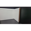 Battiscopa di 15 cm, molto alto, colore bianco bordo tondo, in legno.