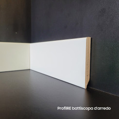 Battiscopa bianco legno impiallacciato bordo squadrato alto cm 7 bianco ral 9016