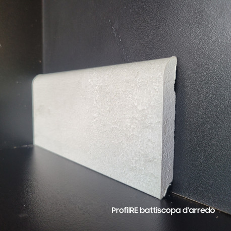 Battiscopa effetto pietra grigia chiara impermeabile e flessibile colore 327c