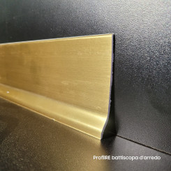 Battiscopa effetto oro ottone spazzolato in pvc flessibile altezza cm 7 con base piede da cm 1