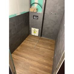 Rivestimento spc effetto pietra scura posato in bagno