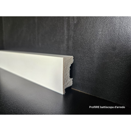 Battiscopa spessore mm 17 alto mm 38 colore bianco moderno e impermeabile.