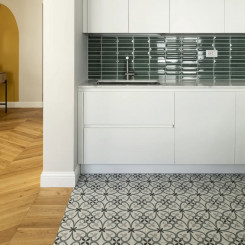 Battiscopa mdf alto bianco ducale inglese alto 13 cm spessore mm 14 verniciato ral 9016 posato in cucina