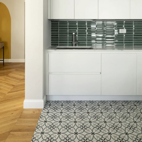 Battiscopa mdf alto bianco ducale inglese alto 13 cm spessore mm 14 verniciato ral 9016 posato in cucina
