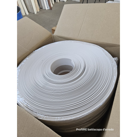 Battiscopa curvabile flessibile pvc colore bianco alto mm 75 spessore con base mm 15 rotolo