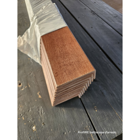 Coprifilo con aletta tinto noce chiaro in legno