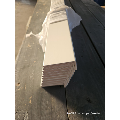 Coprifilo mostrina porta con aletta 7 cm in legno verniciato bianco ral 9010 bordo piatto aletta mm 25