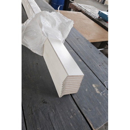 Coprifilo mostrina porta con aletta 7 cm in legno verniciato bianco ral 9001 bordo piatto aletta mm 25