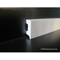Battiscopa impermeabile alto 39 mm bordo quadro spessore mm 17