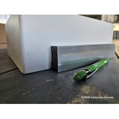 Battiscopa argento a specchio impermeabile alto 39 mm bordo quadro spessore mm 17 effetto spazzolato