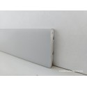 Battiscopa verniciato NCS S-2000N grigio chiaro, alto cm 5 spessore mm 10 bordo quadro moderno