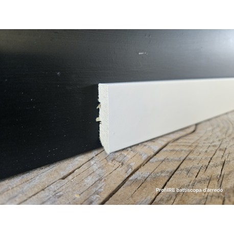 Battiscoipa HDF anti umidità basso, di 4 cm con spessore mm 9 verniciato ral 9016