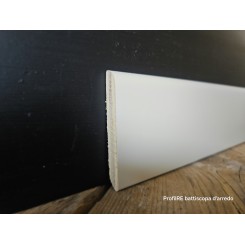 Battiscopa zoccolino bianco RAL 9002 bianco grigiastro di 7 cm in legno bordo tondo.