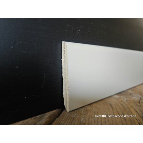 Battiscopa zoccolino bianco RAL 9002 bianco grigiastro di 7 cm in legno bordo tondo.