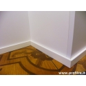 Battiscopa verniciato bianco legno massello alto 5 cm spessore mm 10 bordo quadro poro del legno aperto