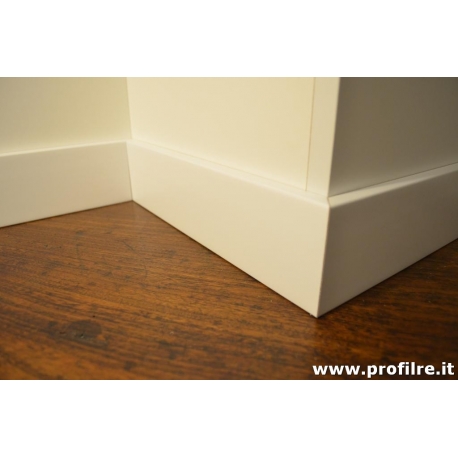 Battiscopa zoccolino alto 12 centimetri bordo quadro moderno in legno massello laccato bianco