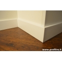 Battiscopa alto 12 cm bordo quadro in legno massello bianco spessore 13 mm